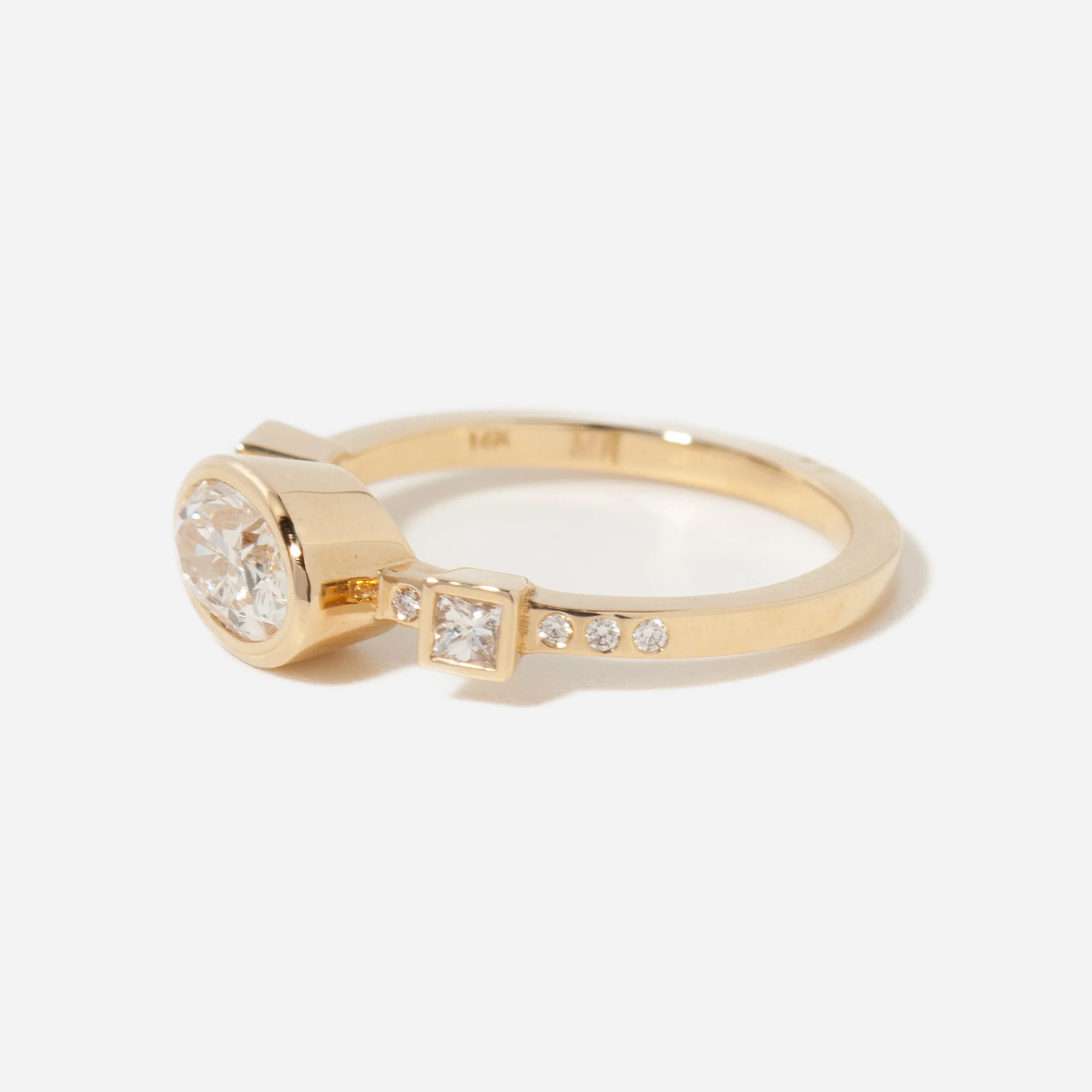0.75 ct Oval Diamond Hikaru Ring - Image 3