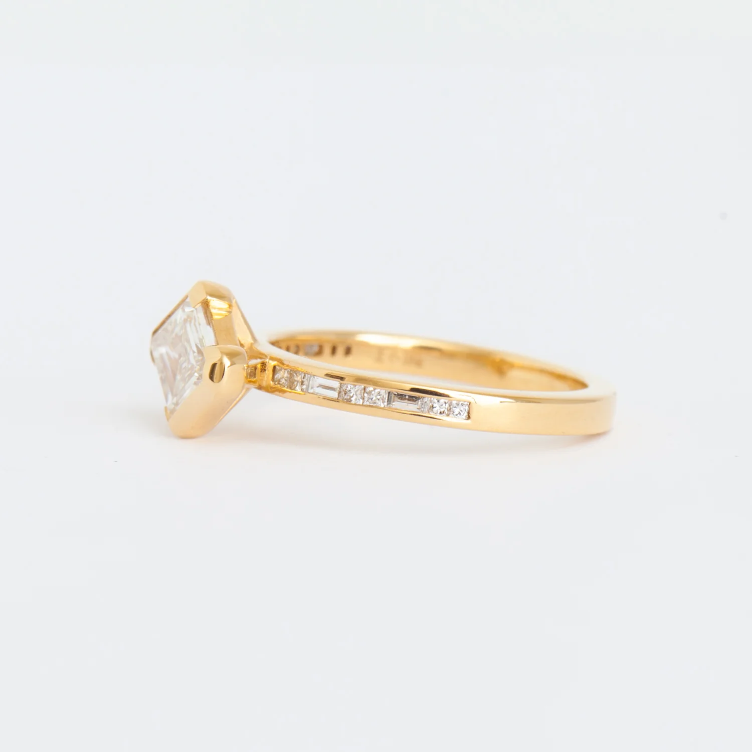 0.83 ct Lozenge Diamond Portico Ring - Image 3
