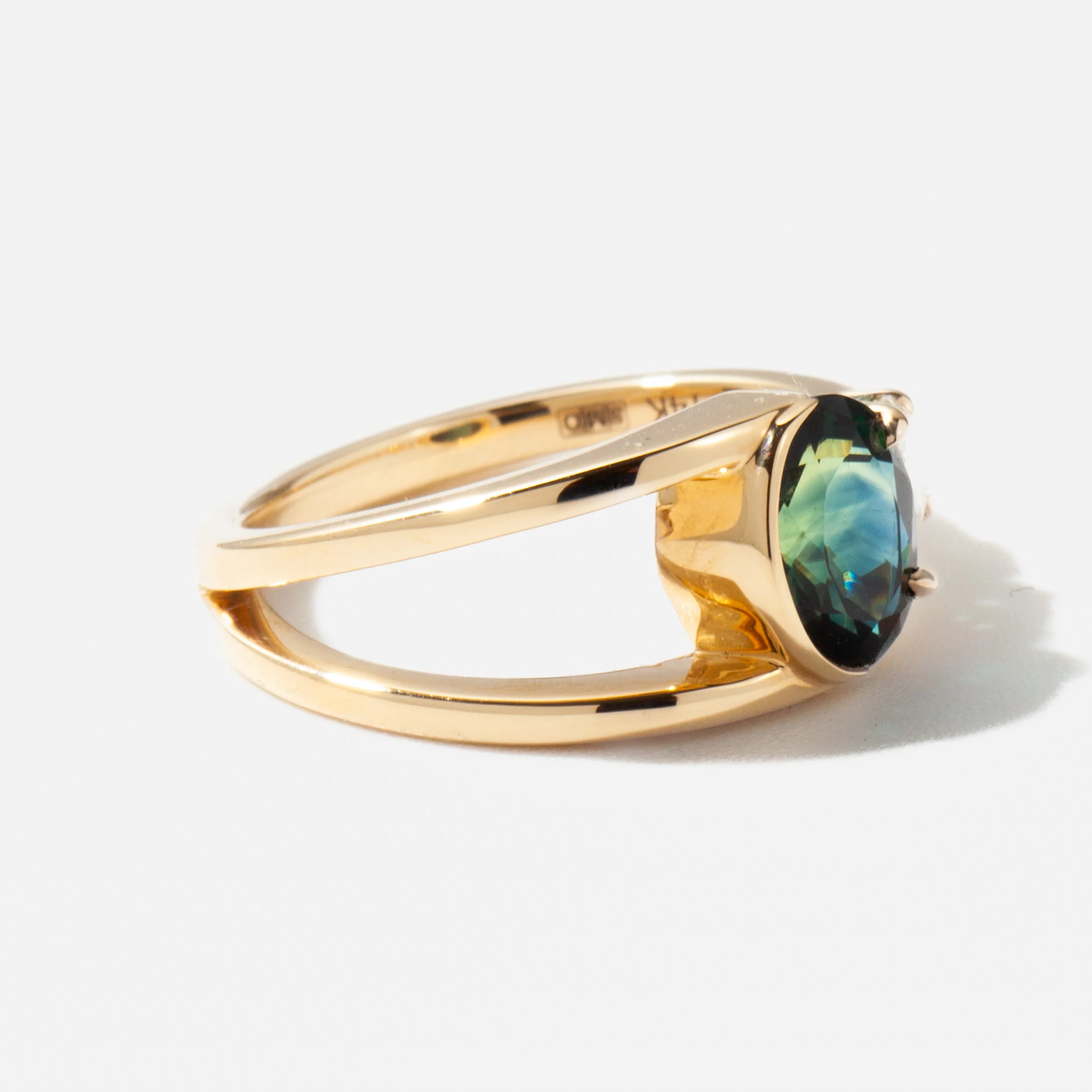1.52 ct Blue-Green Oval Sapphire Bright Ring - Image 3