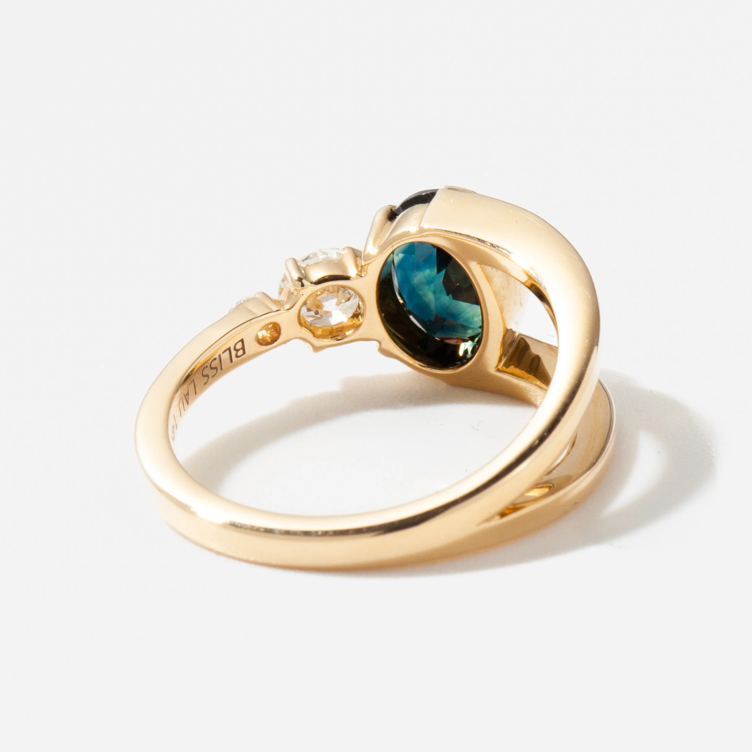 1.52 ct Blue-Green Oval Sapphire Bright Ring - Image 4